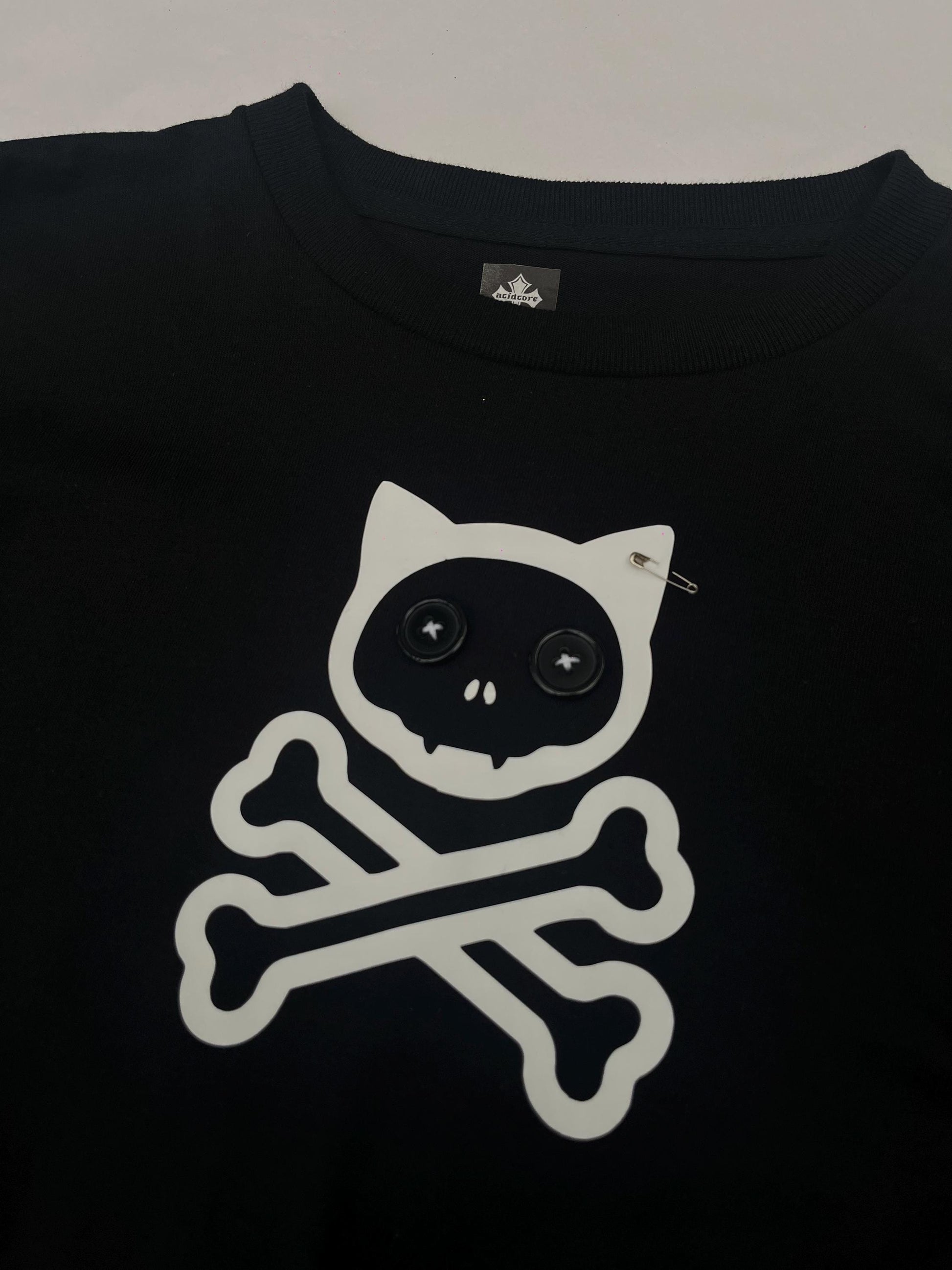 Grunge Skull Cross Bones Cat - Black & White Cross Bone Sleeves