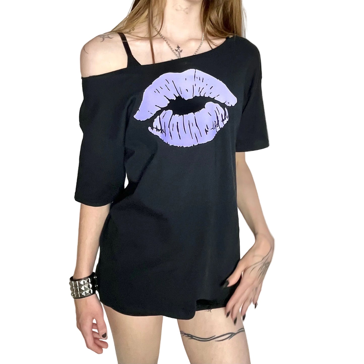 Purple Kiss Lips Print Black Oversized Off The Shoulder T-Shirt