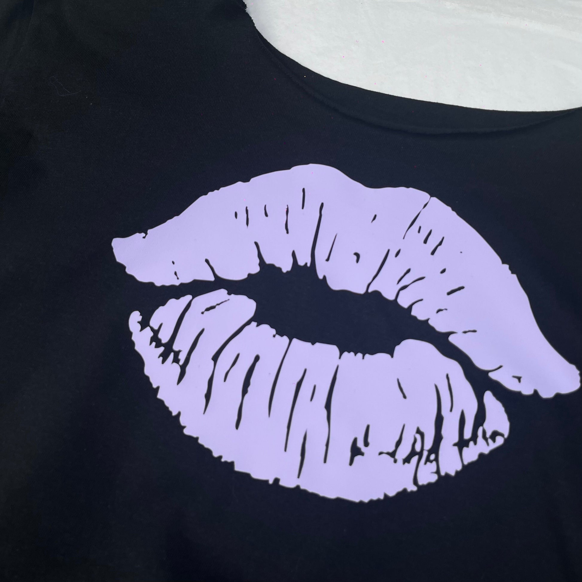 Purple Kiss Lips Print Black Oversized Off The Shoulder T-Shirt